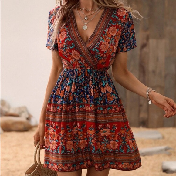 Dresses & Skirts - Boho red blue floral print surplice mini dress
